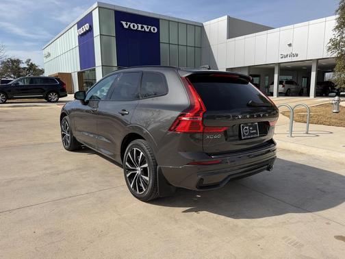 2024 Volvo XC60 B5 Plus Dark Theme