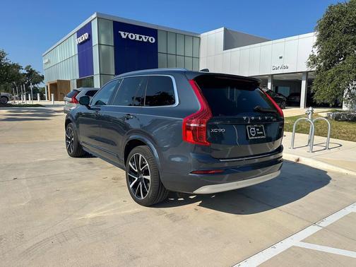 2022 Volvo XC90 T6 Momentum