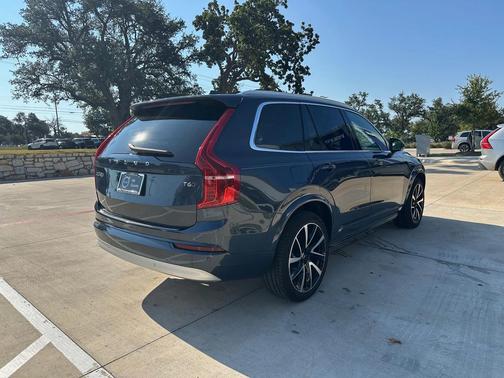 2022 Volvo XC90 T6 Momentum