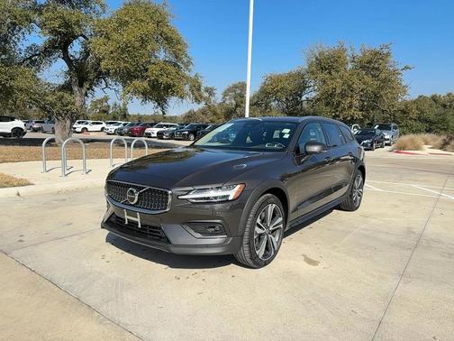 2025 Volvo V60 Cross Country Plus, B5 AWD Gas (mild hybrid)