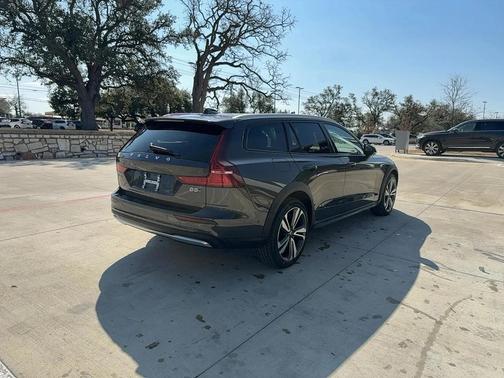 2025 Volvo V60 Cross Country Plus, B5 AWD Gas (mild hybrid)