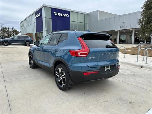 2024 Volvo XC40 B5 Core Dark Theme