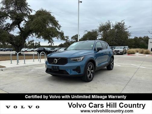 2024 Volvo XC40 B5 Core Dark Theme