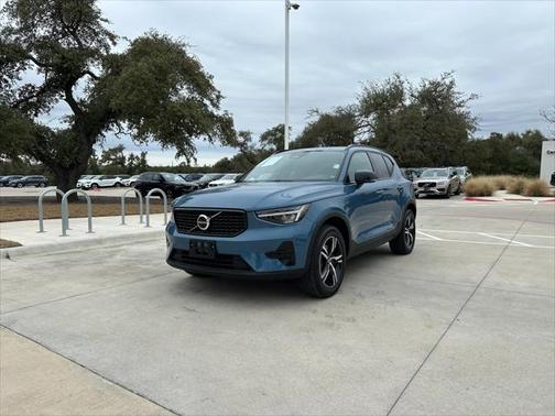 2024 Volvo XC40 B5 Core Dark Theme