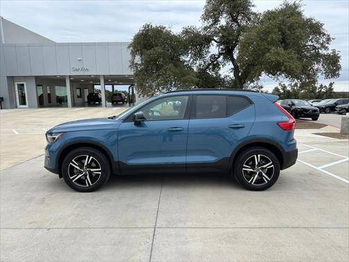 2024 Volvo XC40 B5 Core Dark Theme