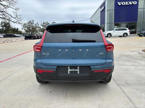 2024 Volvo XC40 B5 Core Dark Theme