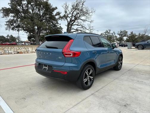 2024 Volvo XC40 B5 Core Dark Theme