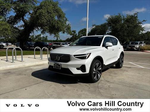 2025 Volvo XC40 B5 Plus Bright Theme