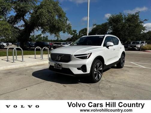 2025 Volvo XC40 B5 Plus Bright Theme