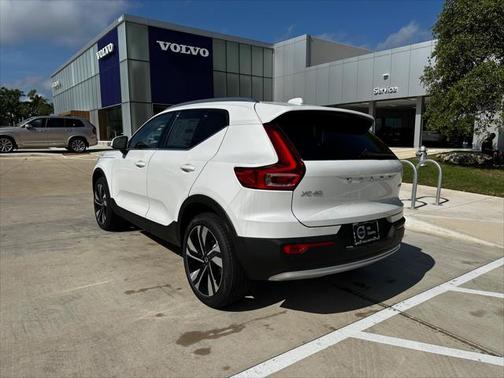 2025 Volvo XC40 B5 Plus Bright Theme