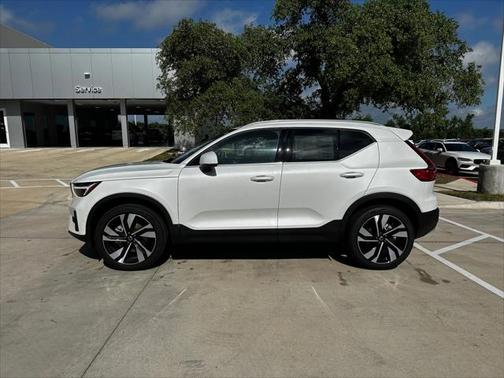 2025 Volvo XC40 B5 Plus Bright Theme