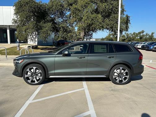 2026 Volvo V60 Cross Country Ultra, B5 AWD Gas (mild hybrid)