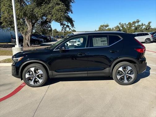 2025 Volvo XC40 B5 Plus Bright Theme