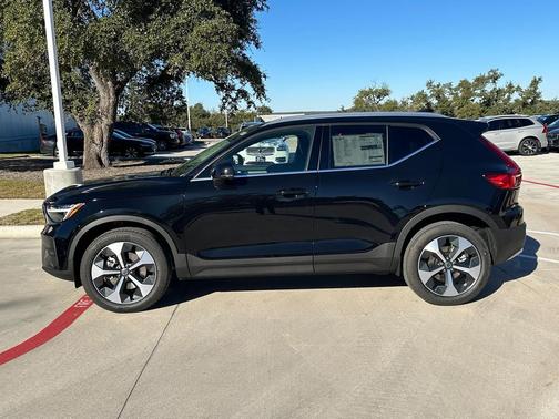 2025 Volvo XC40 B5 Plus Bright Theme