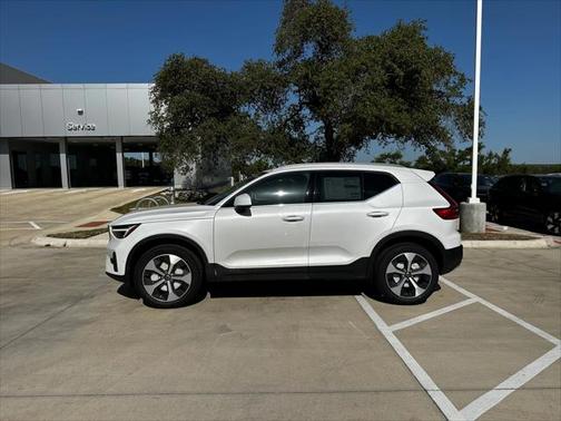 2025 Volvo XC40 B5 Plus Bright Theme