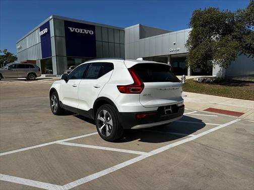 2025 Volvo XC40 B5 Plus Bright Theme