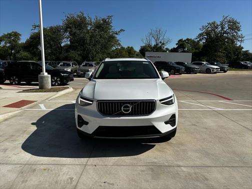2025 Volvo XC40 B5 Plus Bright Theme