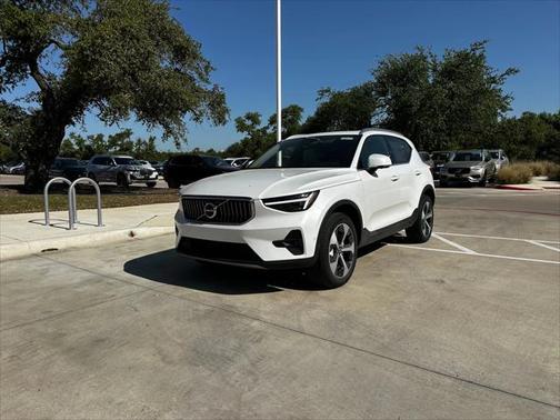 2025 Volvo XC40 B5 Plus Bright Theme