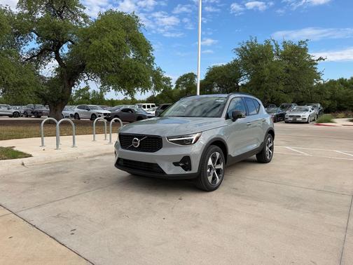 Vapour Grey Metallic 2026 Volvo XC40 Plus, B5 AWD Gas (mild hybrid), Dark