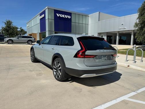 2026 Volvo V90 Cross Country Ultra, B6 AWD Gas (mild hybrid)