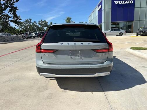 2026 Volvo V90 Cross Country Ultra, B6 AWD Gas (mild hybrid)