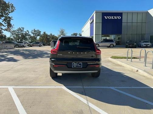 2022 Volvo XC40 T5 Momentum