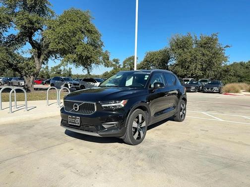 2022 Volvo XC40 T5 Momentum