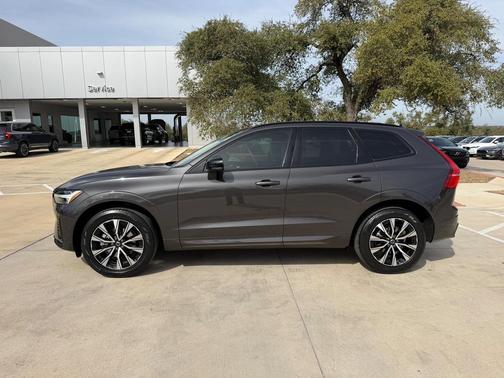 2023 Volvo XC60 B5 Plus Dark Theme