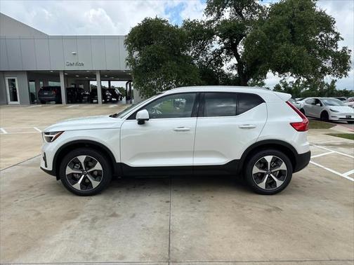 2025 Volvo XC40 B5 Core Bright Theme