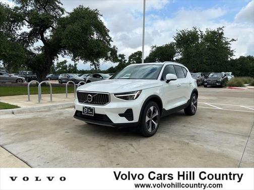 2025 Volvo XC40 B5 Core Bright Theme