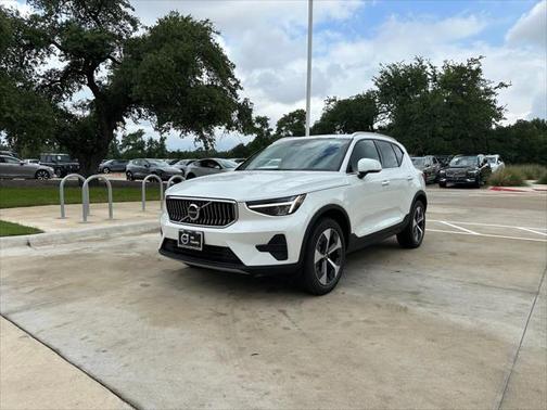 2025 Volvo XC40 B5 Core Bright Theme