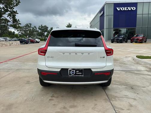 2025 Volvo XC40 B5 Core Bright Theme