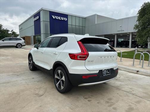 2025 Volvo XC40 B5 Core Bright Theme