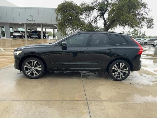 2024 Volvo XC60 B5 Ultimate Dark Theme