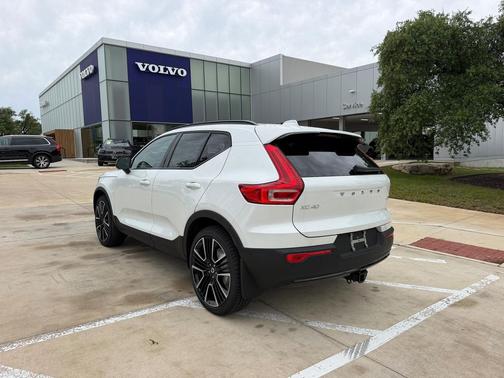Crystal White 2026 Volvo XC40 Ultra, B5 AWD Gas (mild hybrid), Dark