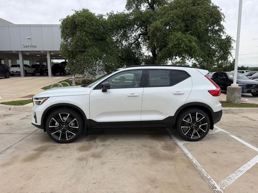 Crystal White 2026 Volvo XC40 Ultra, B5 AWD Gas (mild hybrid), Dark
