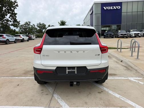 Crystal White 2026 Volvo XC40 Ultra, B5 AWD Gas (mild hybrid), Dark