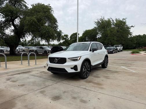 Crystal White 2026 Volvo XC40 Ultra, B5 AWD Gas (mild hybrid), Dark