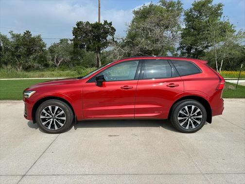 2024 Volvo XC60 B5 Core Dark Theme