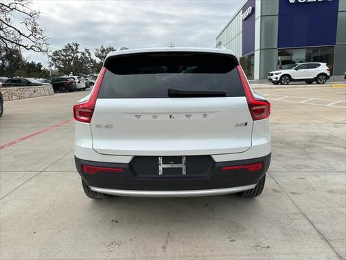 2025 Volvo XC40 B5 Core Bright Theme