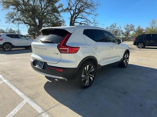 2023 Volvo XC40 B5 Plus Bright Theme