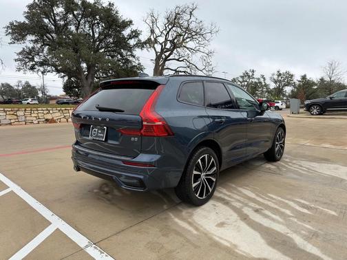 2023 Volvo XC60 B5 Plus Dark Theme