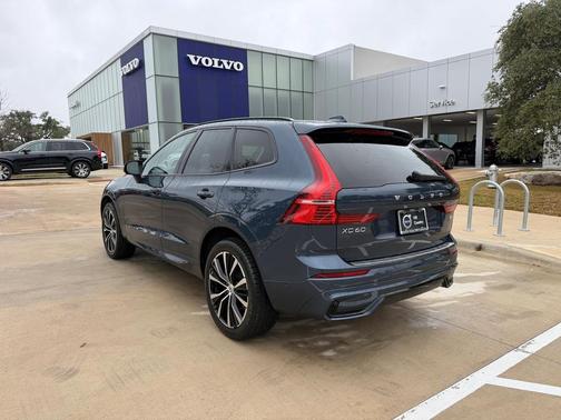 2023 Volvo XC60 B5 Plus Dark Theme