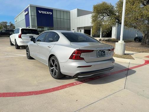 2024 Volvo S60 B5 Plus Dark Theme