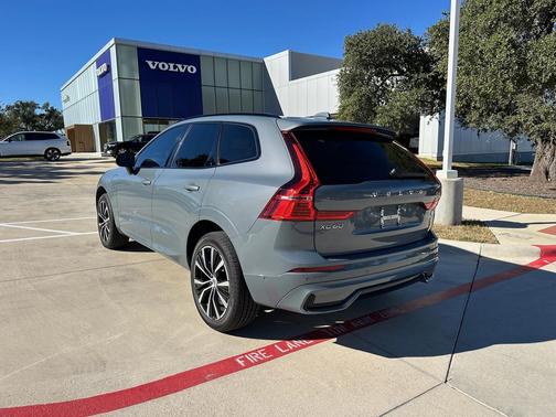 2023 Volvo XC60 Recharge Plug-In Hybrid T8 Ultimate Dark Theme