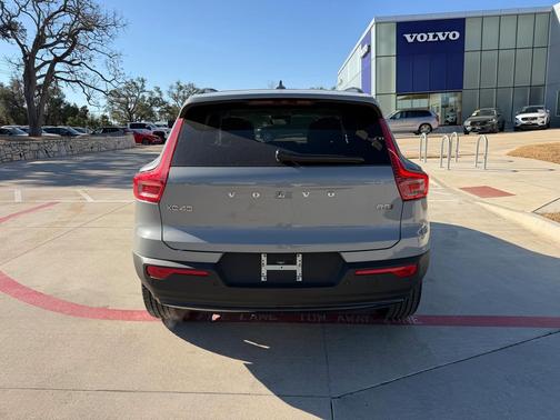 2026 Volvo XC40 Plus, B5 AWD Gas (mild hybrid), Dark