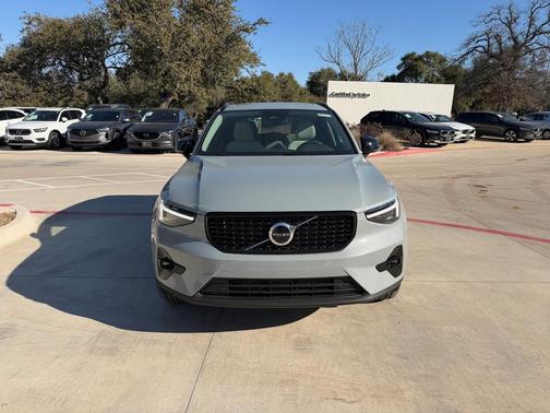 2026 Volvo XC40 Plus, B5 AWD Gas (mild hybrid), Dark