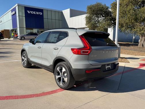 2026 Volvo XC40 Plus, B5 AWD Gas (mild hybrid), Dark
