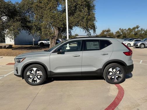 2026 Volvo XC40 Plus, B5 AWD Gas (mild hybrid), Dark