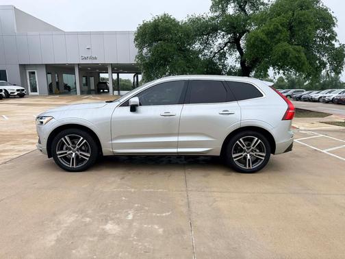 Bright Silver 2019 Volvo XC60 T5 Momentum